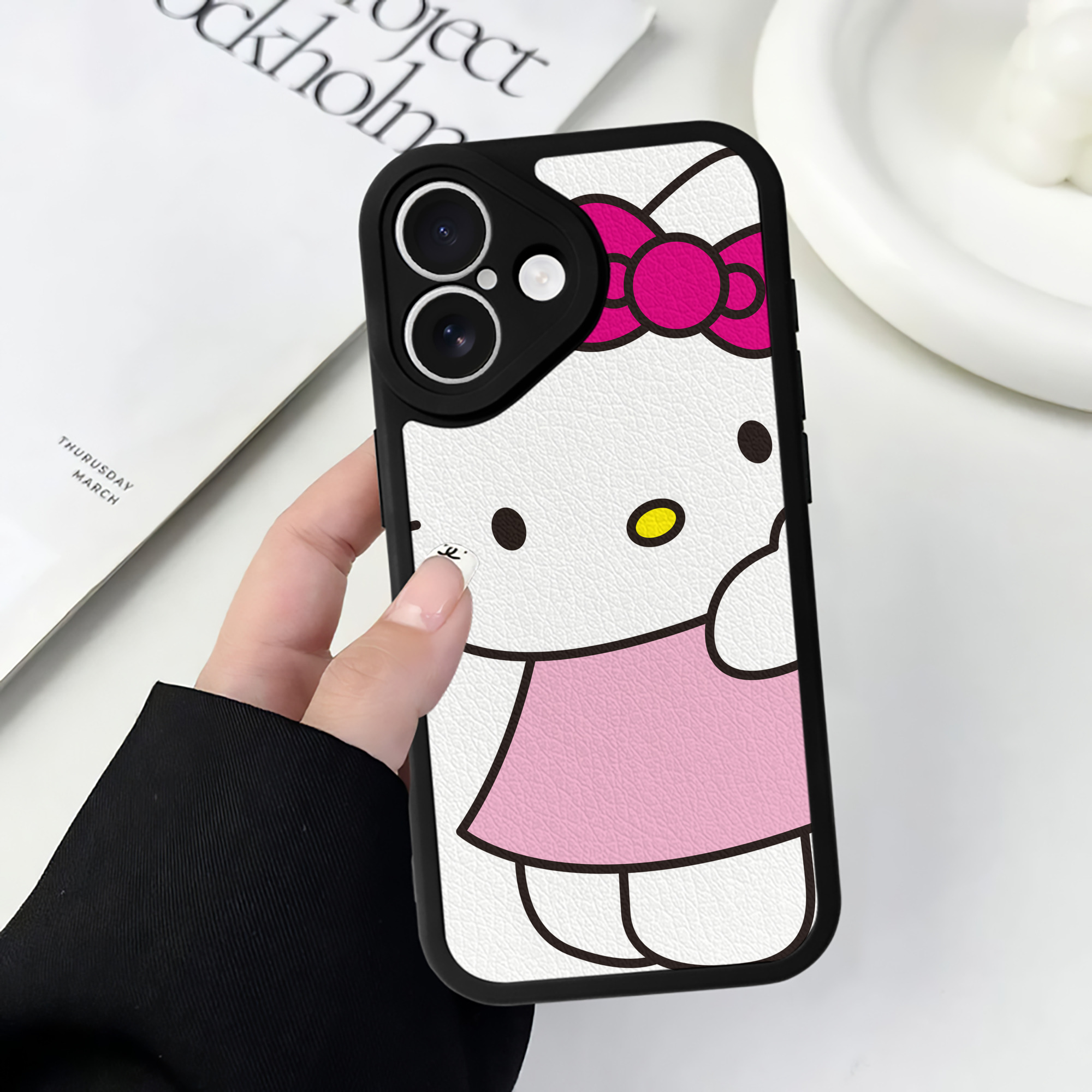 （画像用） Hello Kitty ハローキティ 【iPhone 16シリーズ対応】シリコンスマホケース（レザー調） 材質：シリコン